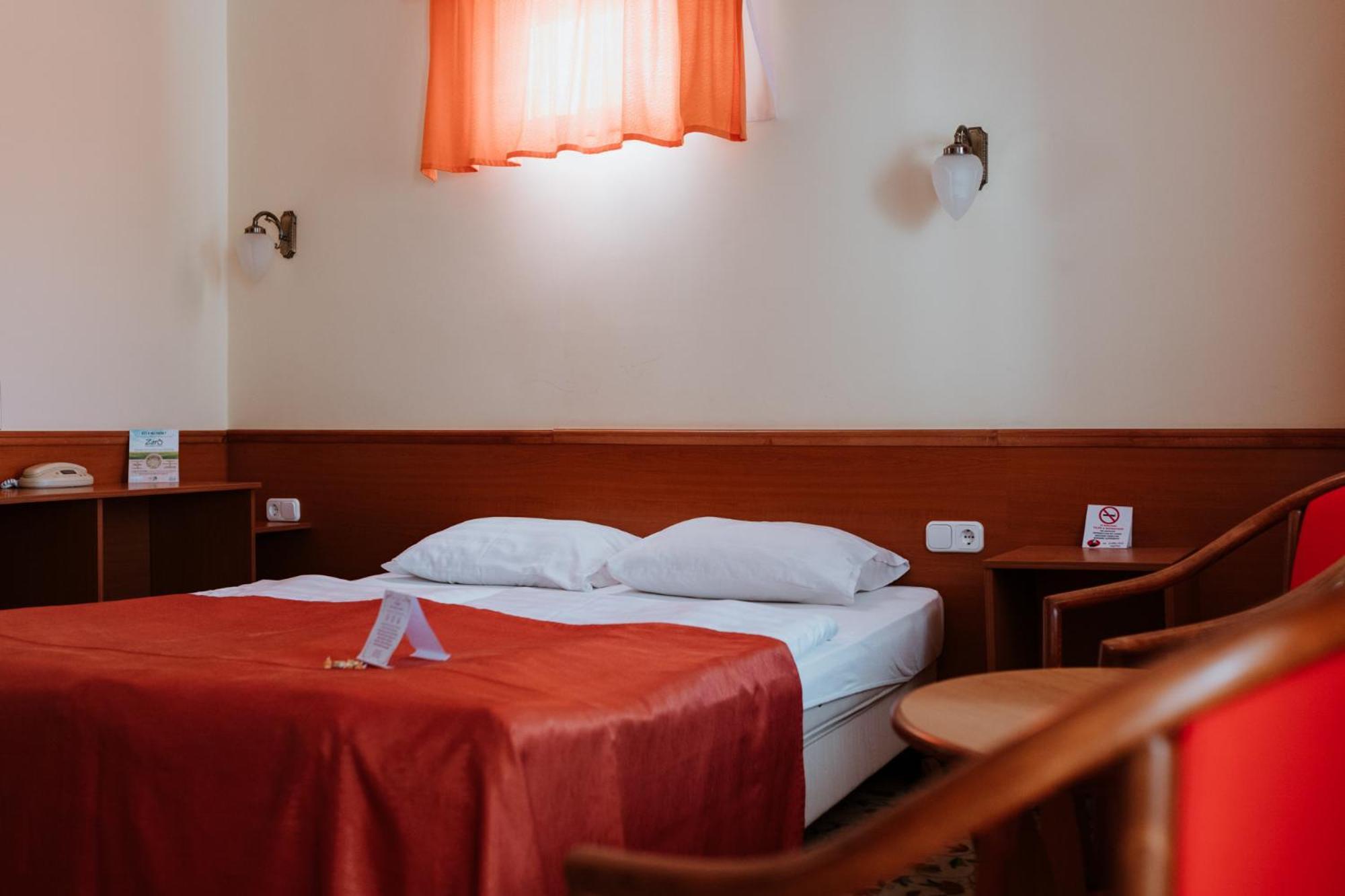 Hotel Korona Wellness, Rendezveny Es Borszalloda Eger Room photo