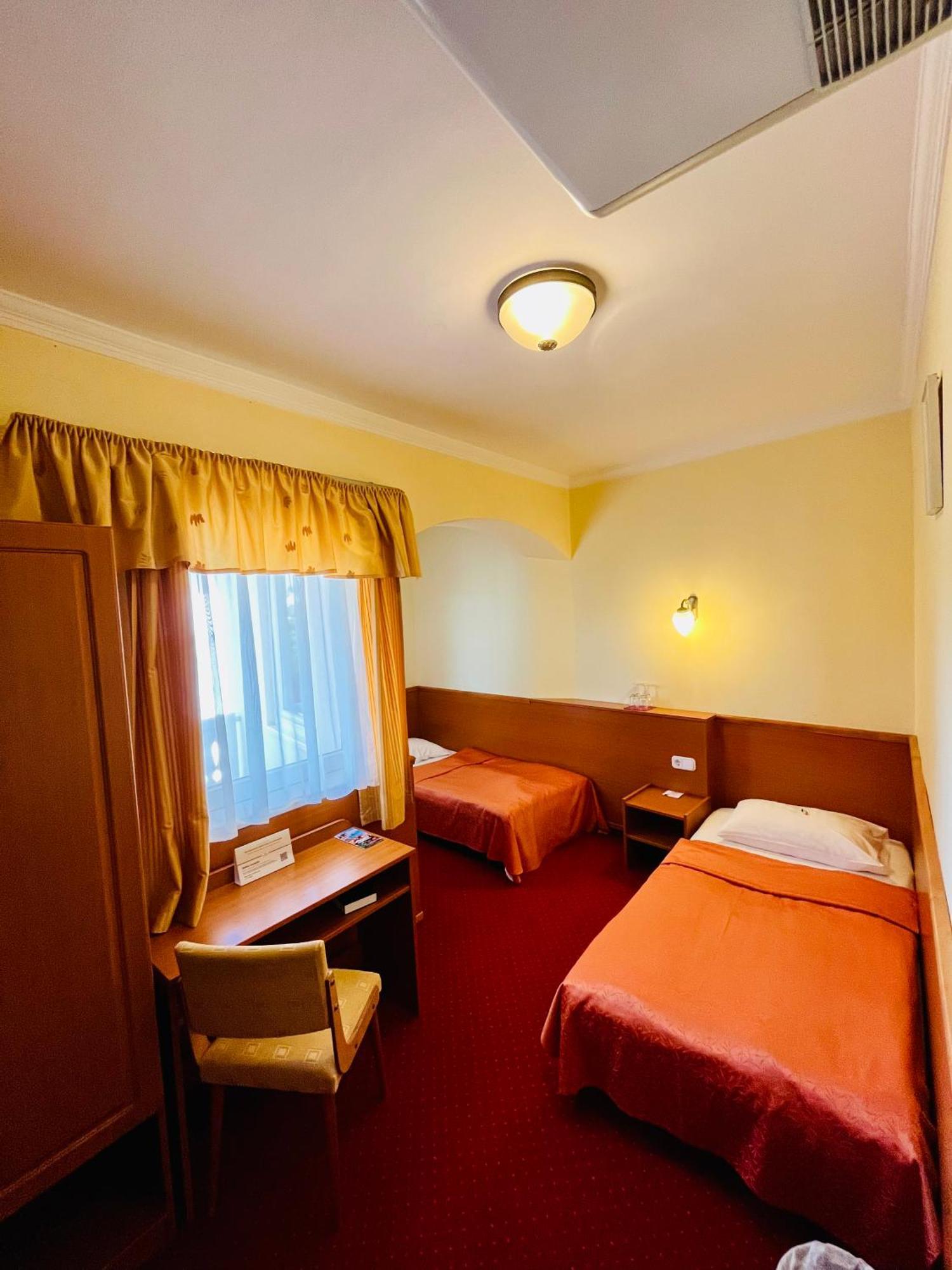 Hotel Korona Wellness, Rendezveny Es Borszalloda Eger Room photo