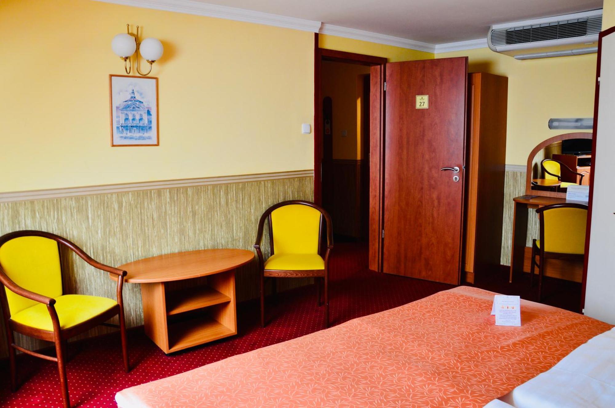 Hotel Korona Wellness, Rendezveny Es Borszalloda Eger Exterior photo