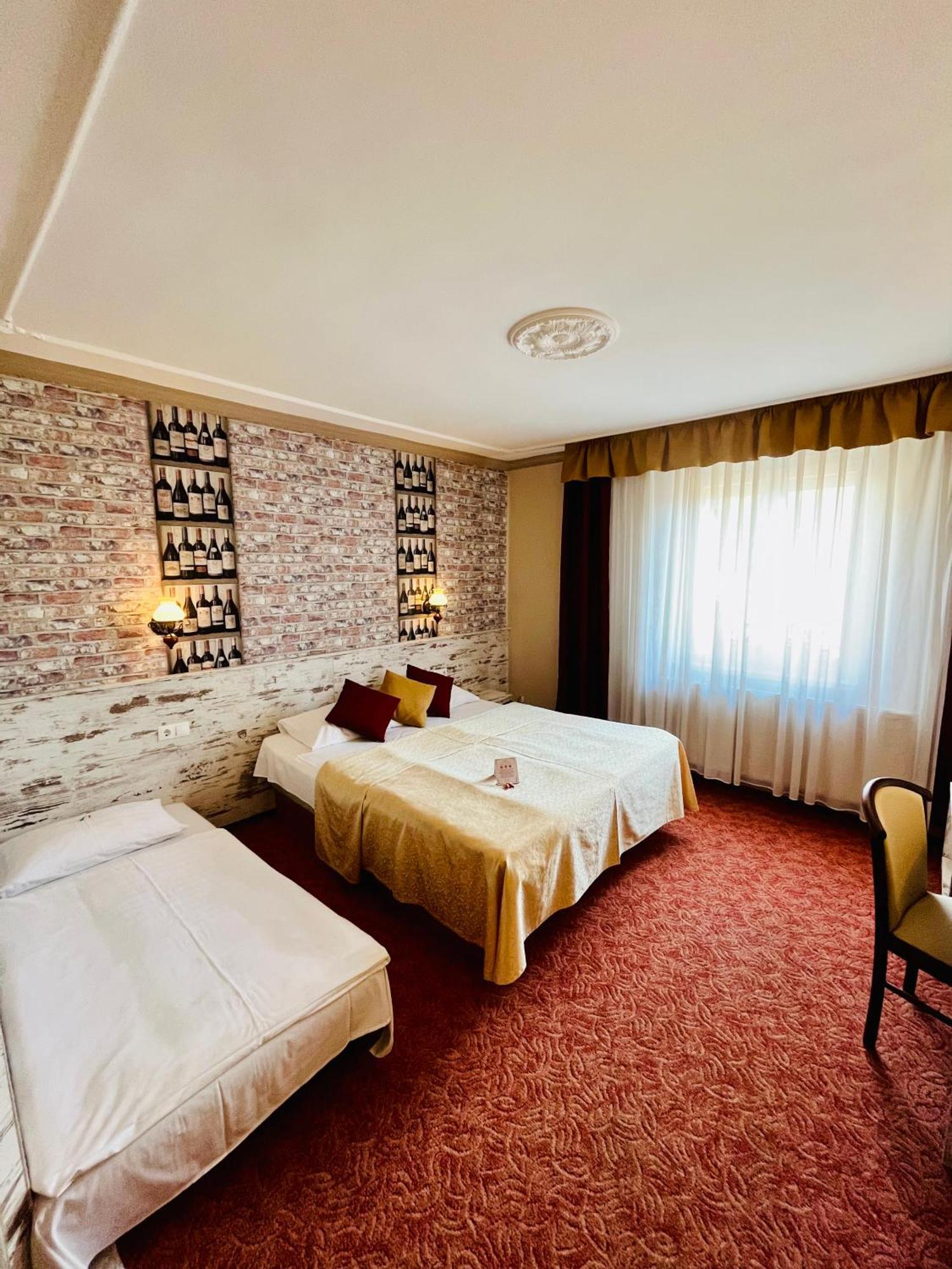 Hotel Korona Wellness, Rendezveny Es Borszalloda Eger Room photo