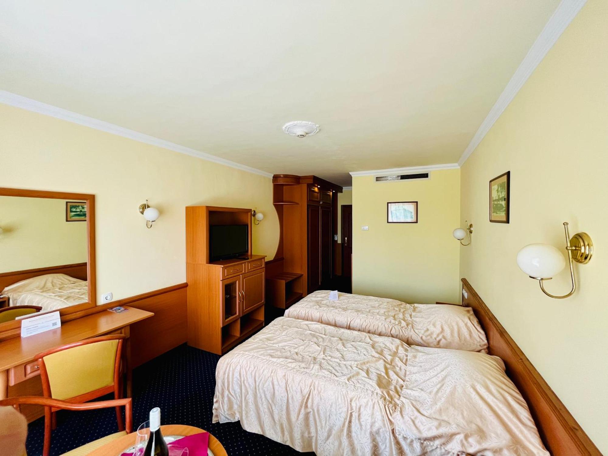 Hotel Korona Wellness, Rendezveny Es Borszalloda Eger Exterior photo