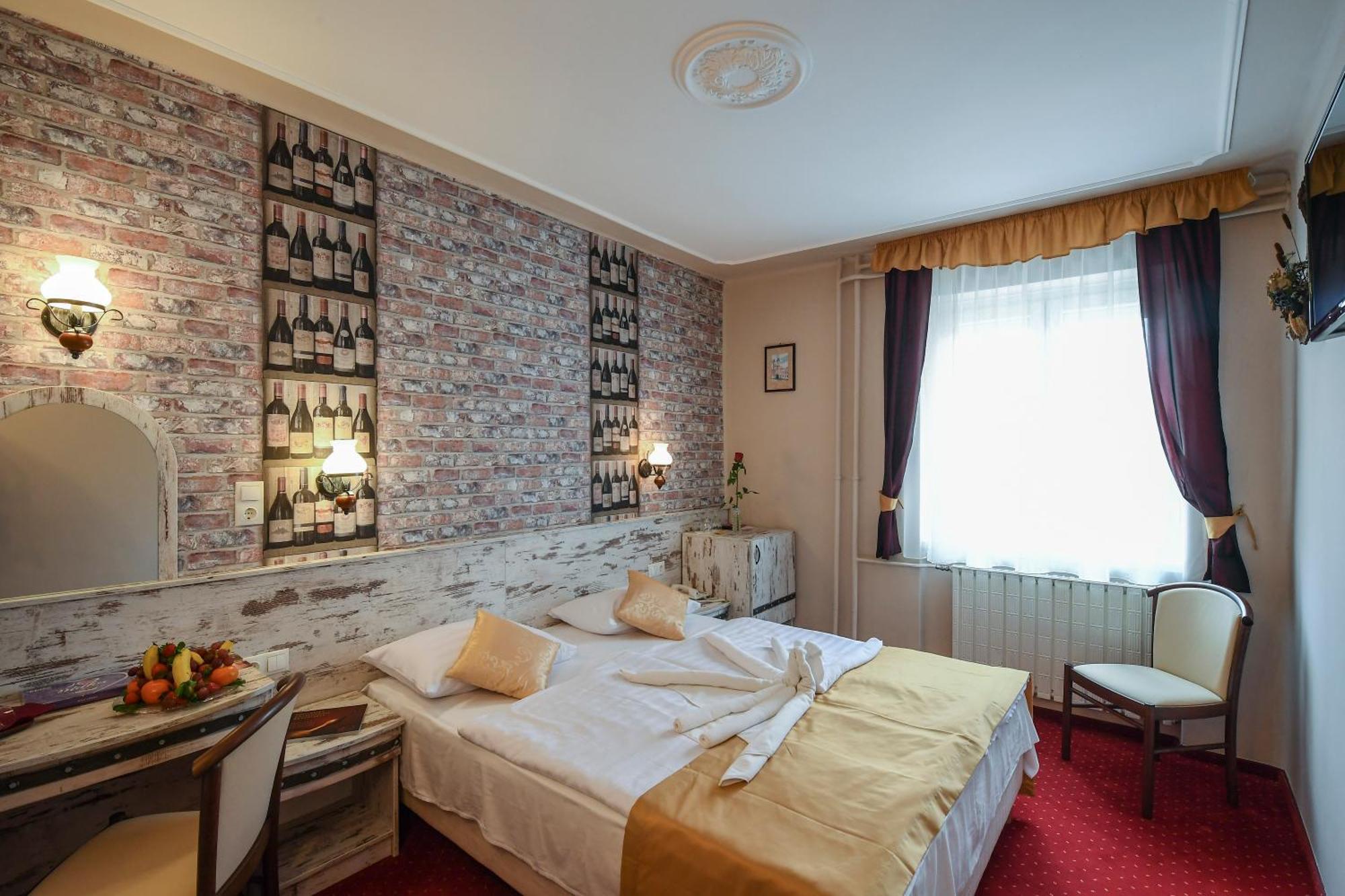 Hotel Korona Wellness, Rendezveny Es Borszalloda Eger Exterior photo