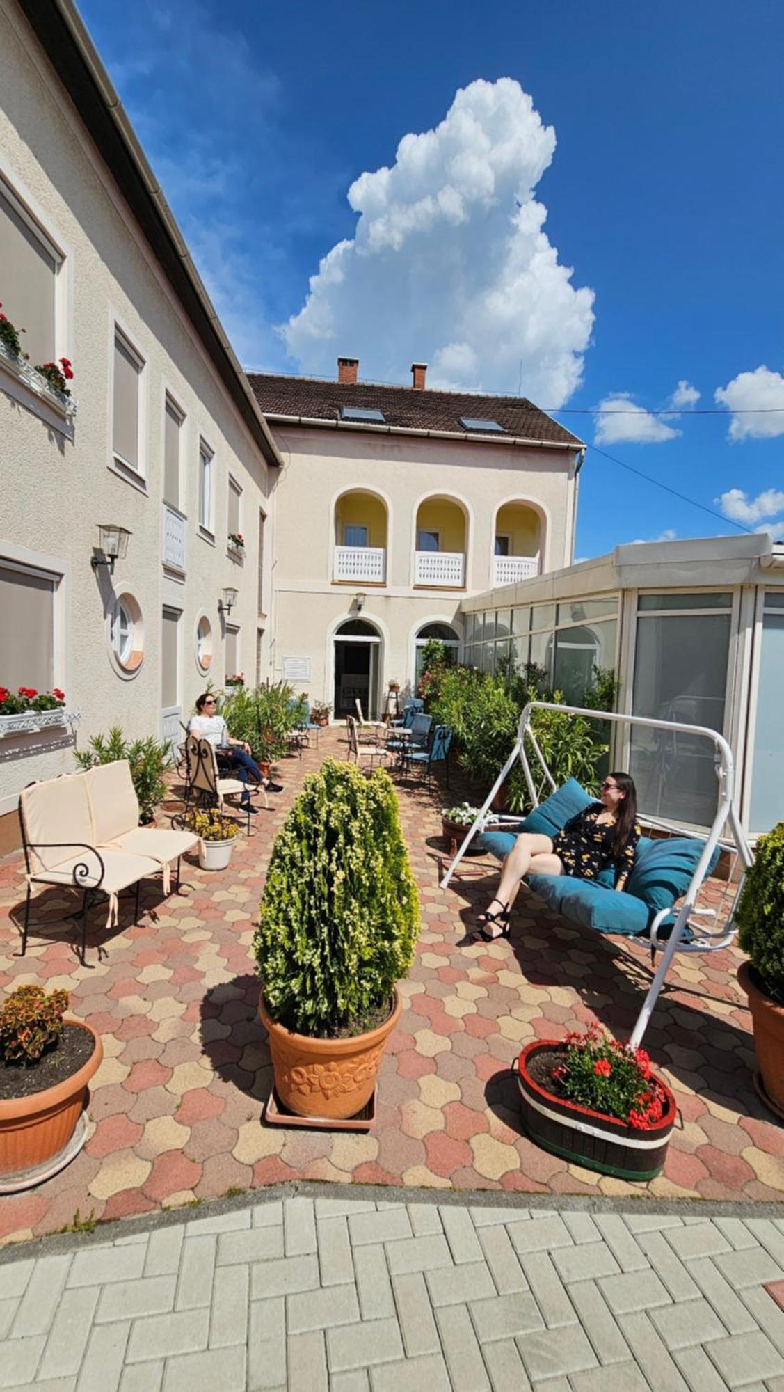 Hotel Korona Wellness, Rendezveny Es Borszalloda Eger Exterior photo