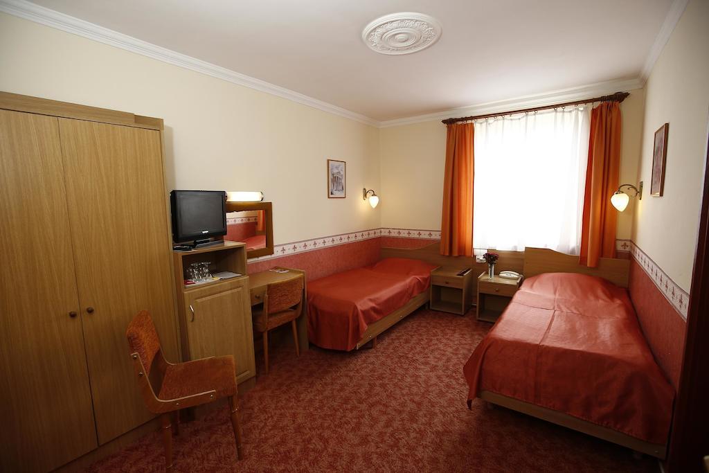 Hotel Korona Wellness, Rendezveny Es Borszalloda Eger Exterior photo
