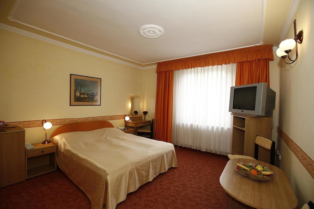 Hotel Korona Wellness, Rendezveny Es Borszalloda Eger Exterior photo